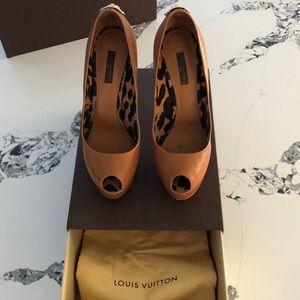 Louis Vuitton padlock platform pump. Camel size 38.